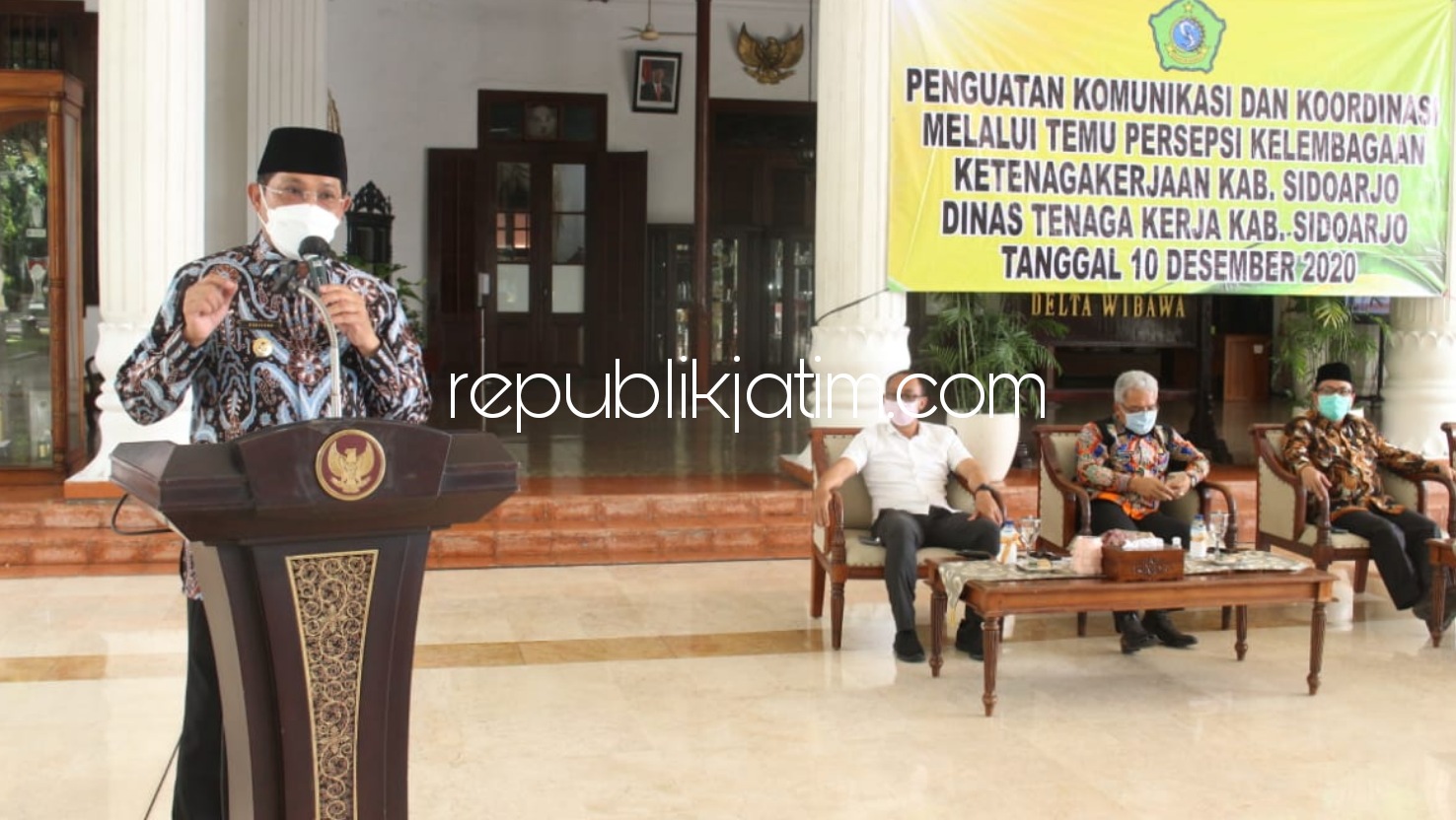 KOORDINASI - Pj Bupati Sidoarjo, Hudiyono membuka acara penguatan temu persepsi bersama Kepala Dinas Tenaga Kerja dan Transmigrasi Provinsi Jatim Himawan Estu Bagijo serta Ketua Konfederasi SPSI Jatim Achmad Fauzi di Pendopo, Kamis (10/12/2020).