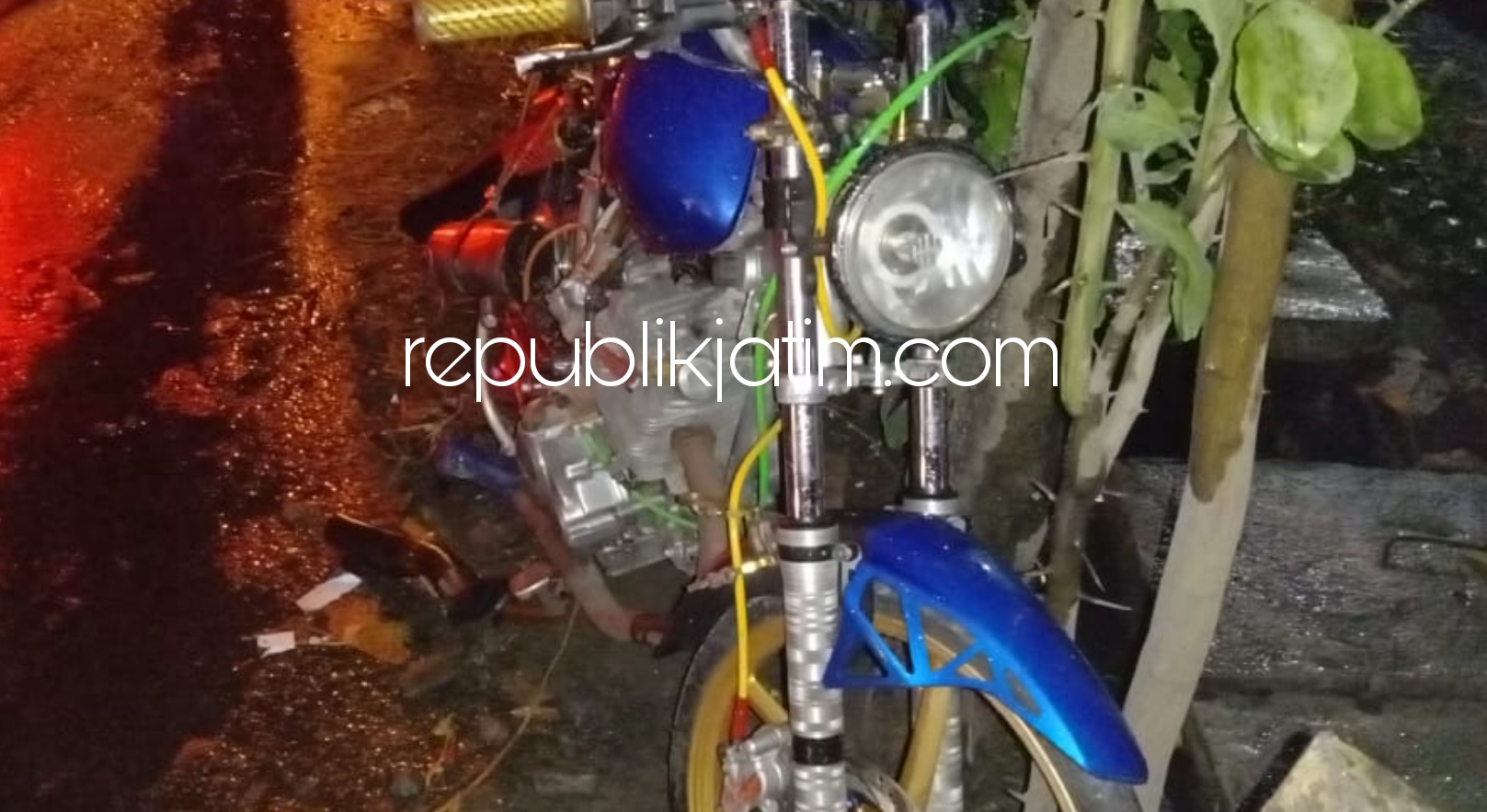 TEWAS - Pengendara motor Honda L 5279 OA Abdul Chalim (22) warga Tanggul, Wonoayu tewas tertabrak Mitsubishi Pajero L 1785 ET yang dikemudikan Gemilang Putra (21) warga Manukan Lor, Banjarsugihan, Tandes, Surabaya di JL Raya Semambung, Kamis (10/12/2020).