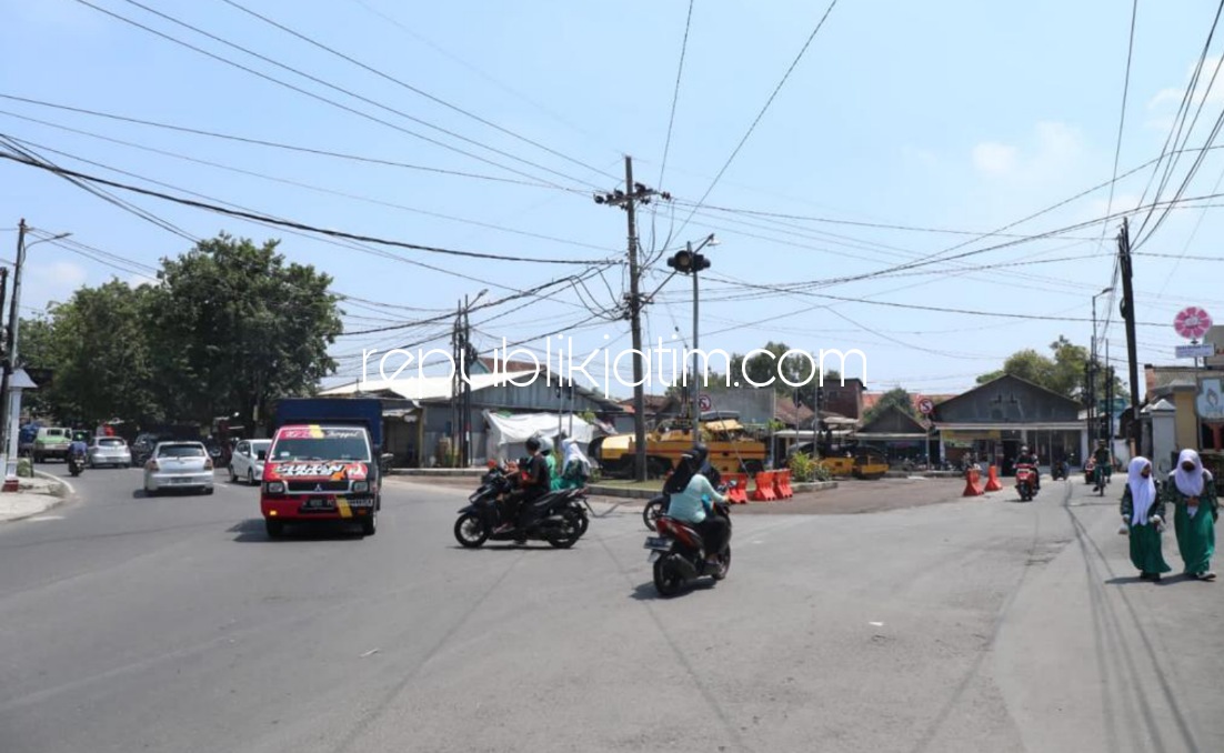 PELEBARAN - Pemkab Sidoarjo menargetkan pelebaran jalan di pertigaan Pasar Suko, Kecamatan Sidoarjo bakal rampung dalam pekan ini, Jumat (10/12/2021).