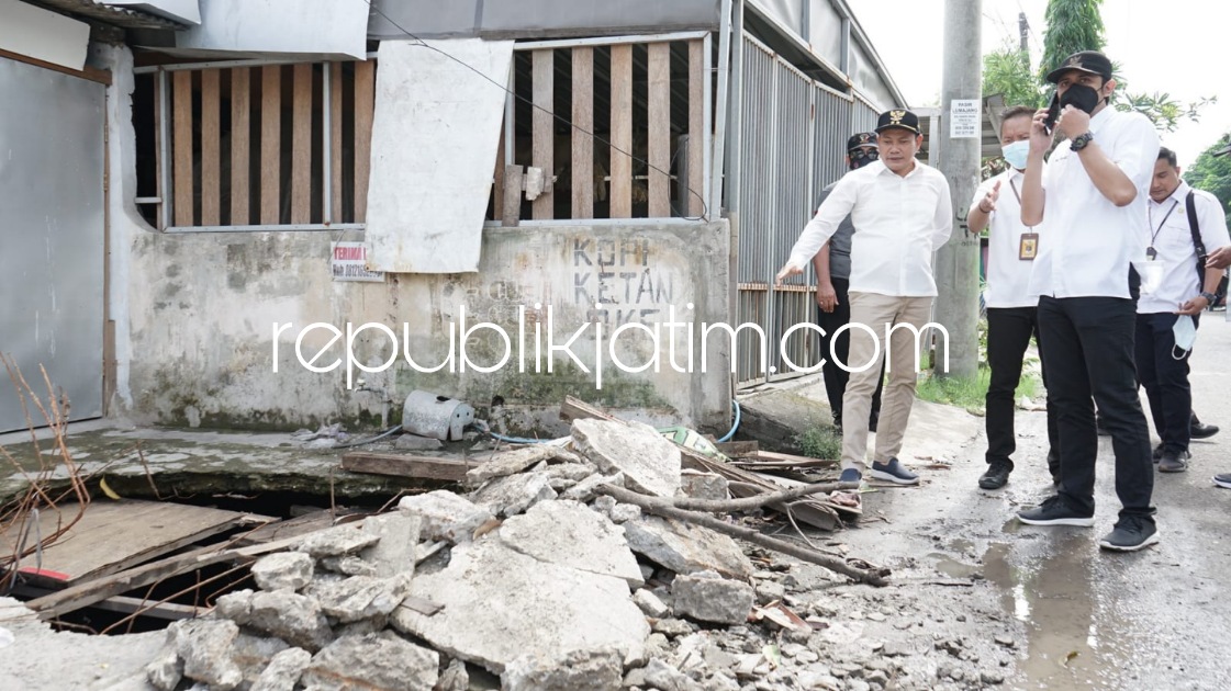 BANGLI - Sebagai tindak lanjut sidak Wabup Sidoarjo Subandi memberikan waktu sebulan ke pemilik bangunan liar (Bangli) di Desa Tambakrejo, Kecamatan Waru untuk dibongkar terutama yang berada di atas Kali Buntung, Kamis (09/12/2021).