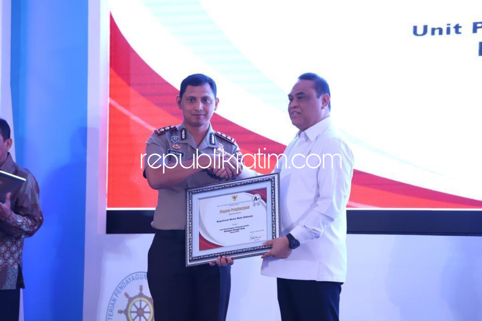 RAIH PENGHARGAAN - Kapolresta Sidoarjo, AKBP Zain Dwi Nugroho menerima penghargaan dari Menpan RB, Syafruddin di Hotel Shangri-La, Jakarta, Selasa (11/12/2018).