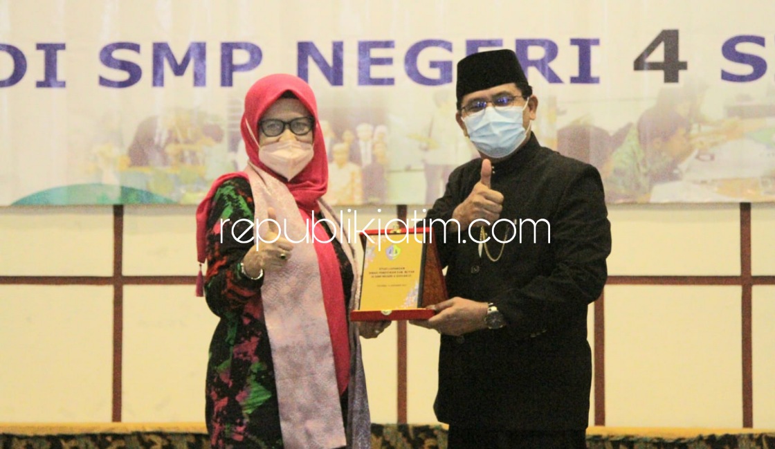 KUNJUNGAN - Dinas Pendidikan dan Kebudayaan Pemkab Blitar berkunjung dalam rangka studi lapangan ke sekolah penyelenggara pendidikan inklusi seperti SDN Sidokerto dan SMPN 4 Sidoarjo, Sabtu (11/12/2021).