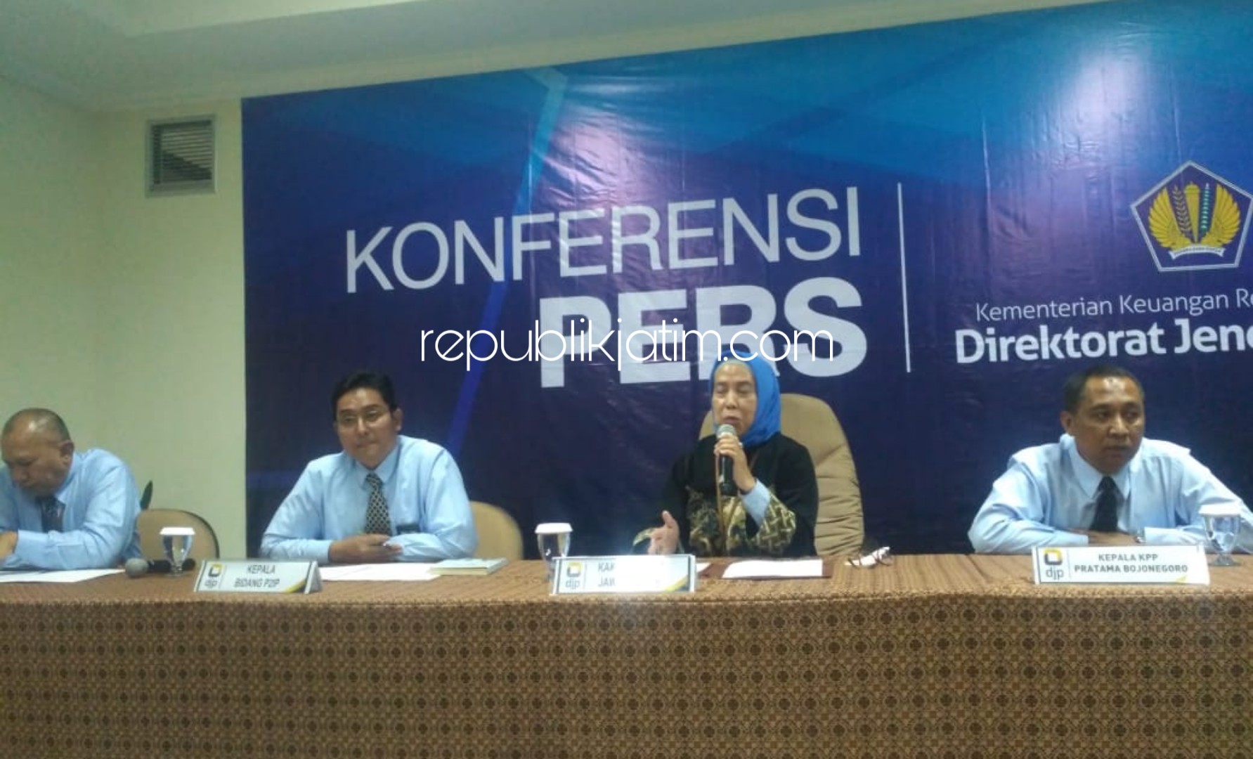RELEASE - Kepala Kanwil DJP Jatim II, Lusiani merelease (menyampaikan) penyerahan tersangka dan barang bukti penyidikan mafia pajak MNA (48) beserta barang buktinya ke Jaksa Penuntut Umum (JPU) Kejari Bojonegoro, Rabu (11/12/2019).