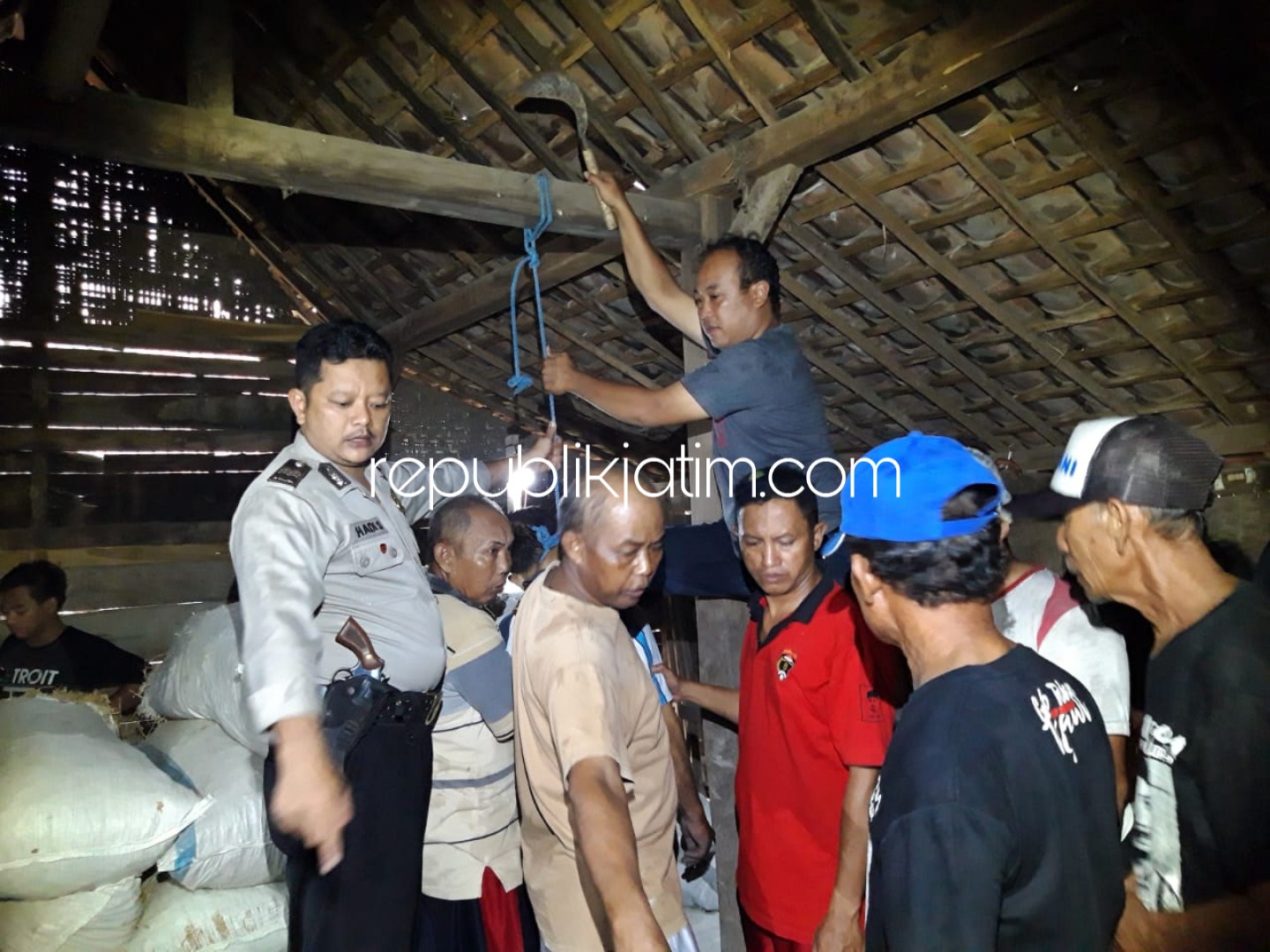EVAKUASI - Sejumlah warga dan petugas Polsek Padas mengevakuasi jenazah, Aris Sediyono (65) yang tewas gantung diri di rumah kosong, Selasa (11/12/2018).