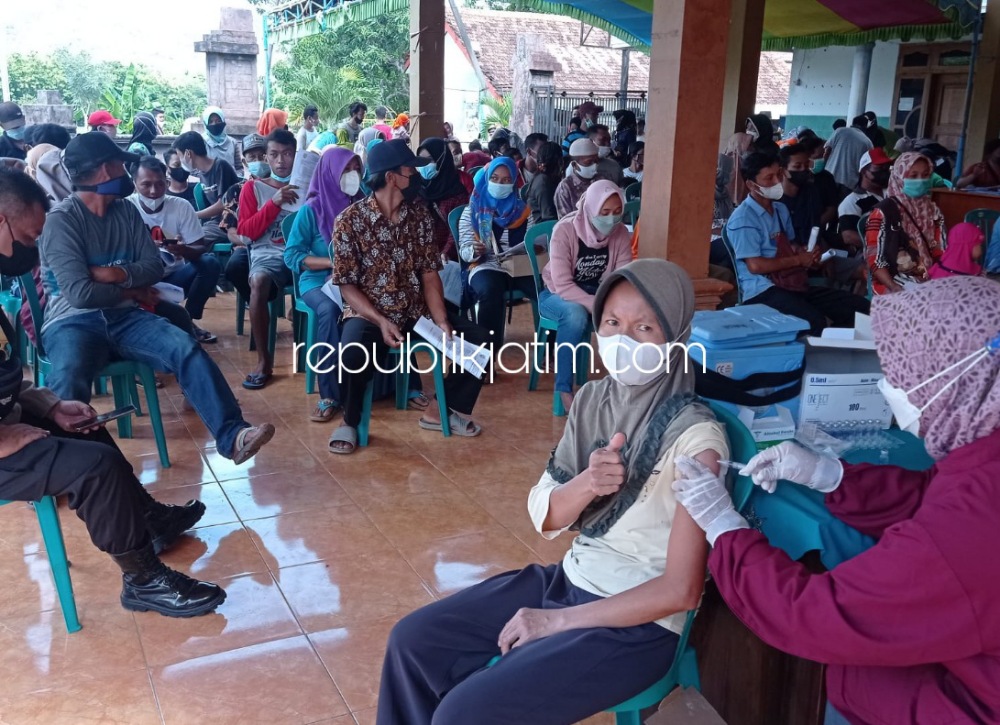 VAKSIN - Ratusan warga Desa Munggu, Kecamatan Bungkal, Ponorogo berbondong-bondong mengikuti vaksin Covid-19 yang digelar di Balai Desa setempat, Sabtu (11/12/2021).