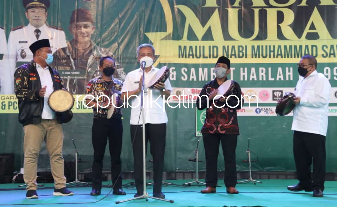 PASAR MURAH - Menyambut Maulid Nabi Muhammad SAW dan Harlah NU ke 99, Pemkab Sidoarjo berkolaborasi dengan GP Ansor dan FKPPI Sidoarjo menggelar Pasar Murah mulai 10 sampai 19 Desember 2021 di Alun-Alun Sidoarjo, Jum'at (10/12/2021) sore.