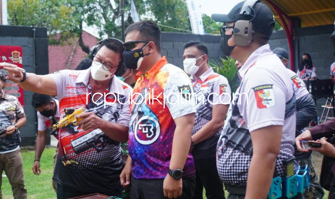 TEMBAK - Kapolresta Sidoarjo Kombes Kusumo Wahyu Bintoro meresmikan Delta Shooting Club Sidoarjo di Lapangan menembak Kompi IIB, Porong, Sidoarjo, Sabtu (11/12/2021).