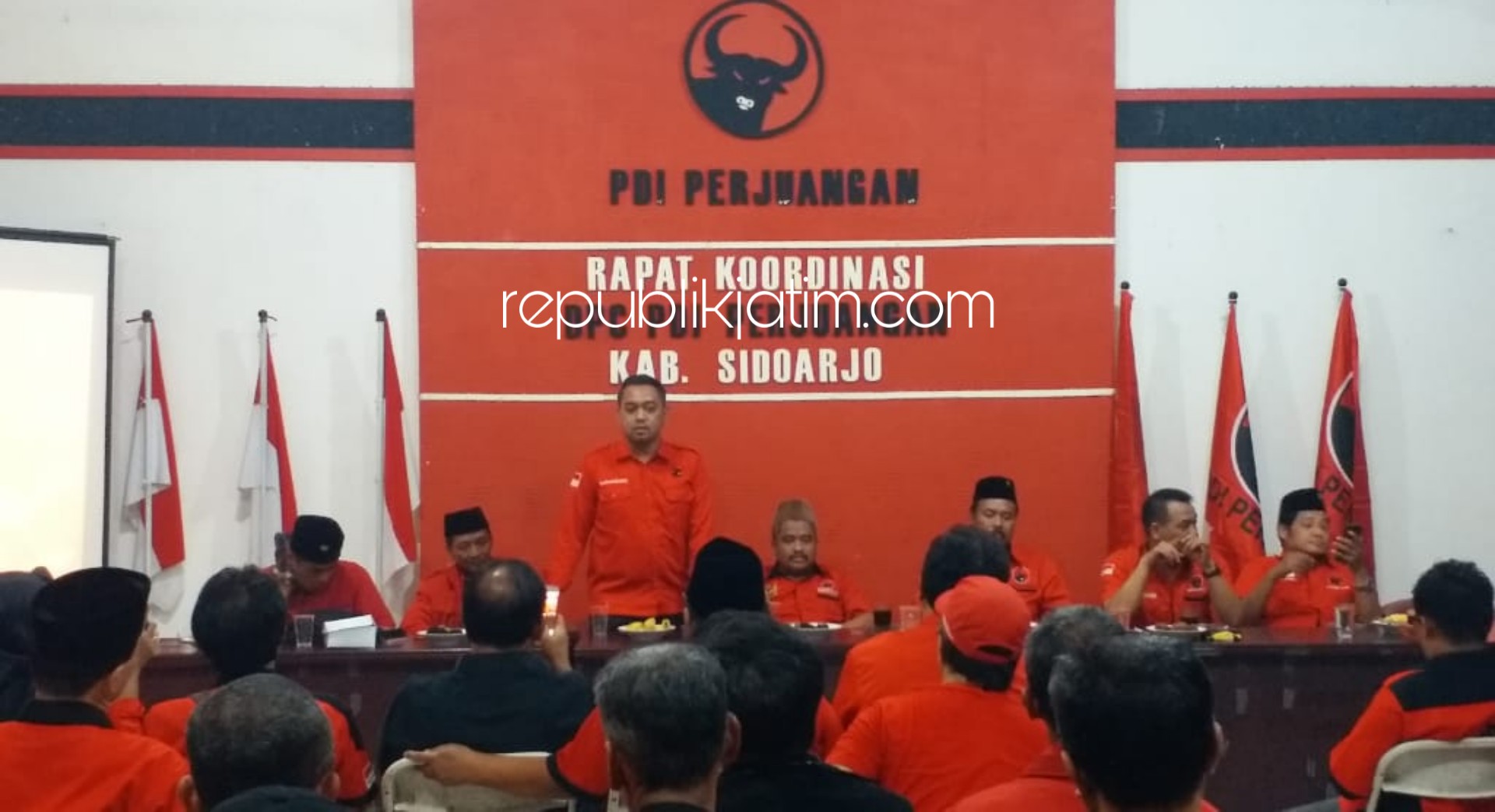 PERKENALAN - Bacawabup PDI Perjuangan, Hadrean Renanda memperkenalkan diri dihadapan ratusan pengurus PAC dan ranting PDI Perjuangan Sidoarjo bersama 9 bakal calon lainn yang mendaftat lewat PDI Perjuangan, Rabu (11/12/2019) malam.