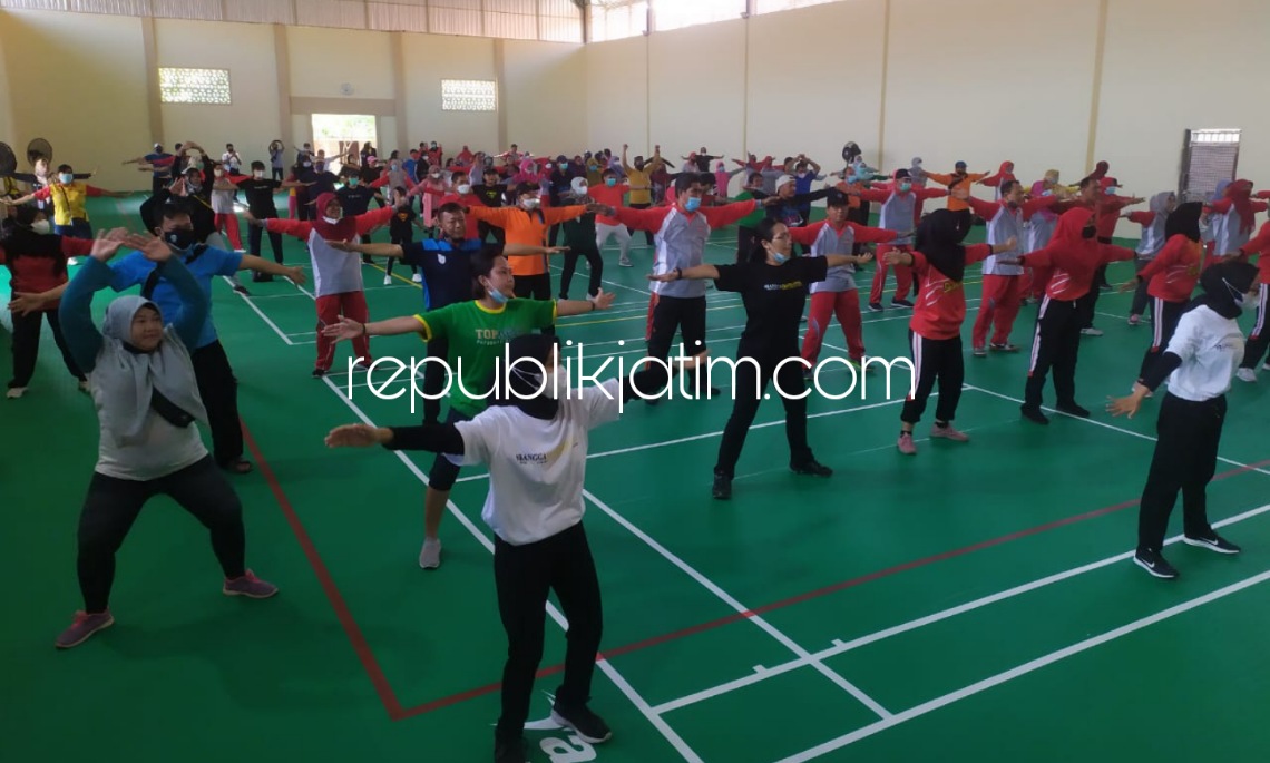 SENAM - Ratusan Ikatan Alumni SMAN 4 (Smanivda), guru dan pensiunan guru mengikuti acara Senam Gembira bersama Keluarga Ikatan Keluarga Alumni SMAN 4 Sidoarjo yang digelar di Aula SMAN 4 Sidoarjo, Minggu (12/12/2021).