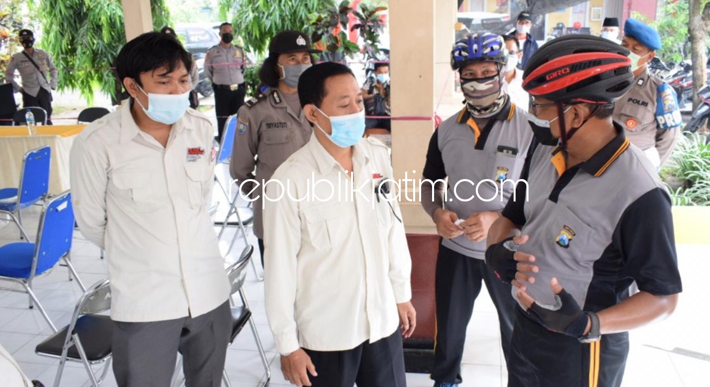 CEK - Kapolresta Sidoarjo Kombes Pol Sumardji mengajak Wakapolresta Sidoarjo dan pejabat utama gowes menuju sejumlah PPK untuk mengecek rekapitulasi perhitungan suara, Sabtu (12/12/2020).