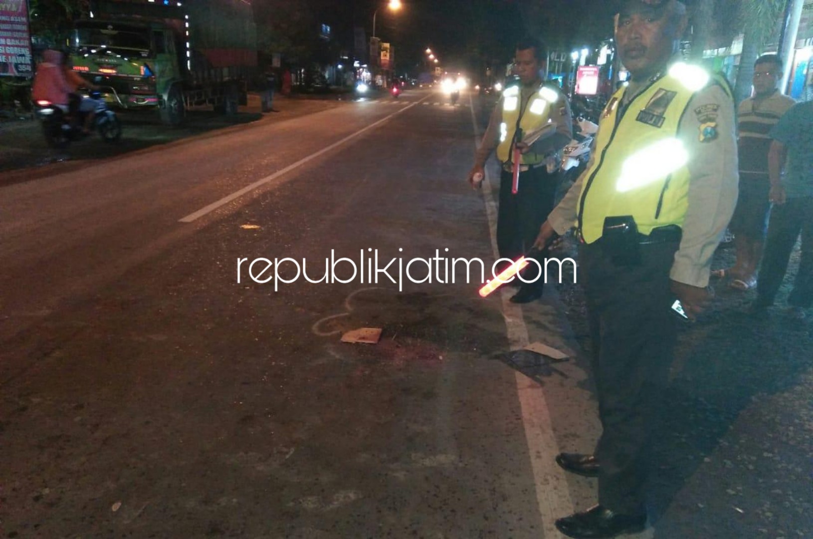 OLAH TKP - Sejumlah petugas kepolisian menggelar olah TKP di JL Raya Caruban - Ngawi, Desa Legundi, Kecamatan Karangjati, Ngawi lokasi tewasnya ibu hamil tua, Kiki Purningsih (27), Selasa (12/12/2018) malam.