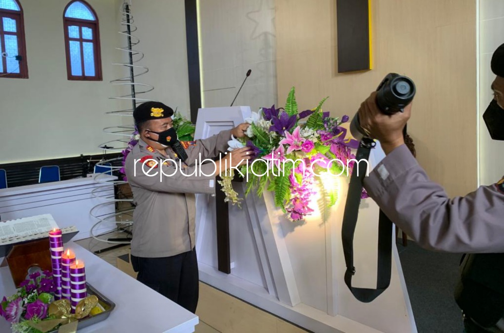 STERILISASI - Kasat Samapta Polrees Ponorogo AKP Edy Suyono bersama delapan anggotanya mengecek sejumlah gereja dalam kegiatan misa dan jelang perayaan Natal 2021, Minggu (12/12/2021).