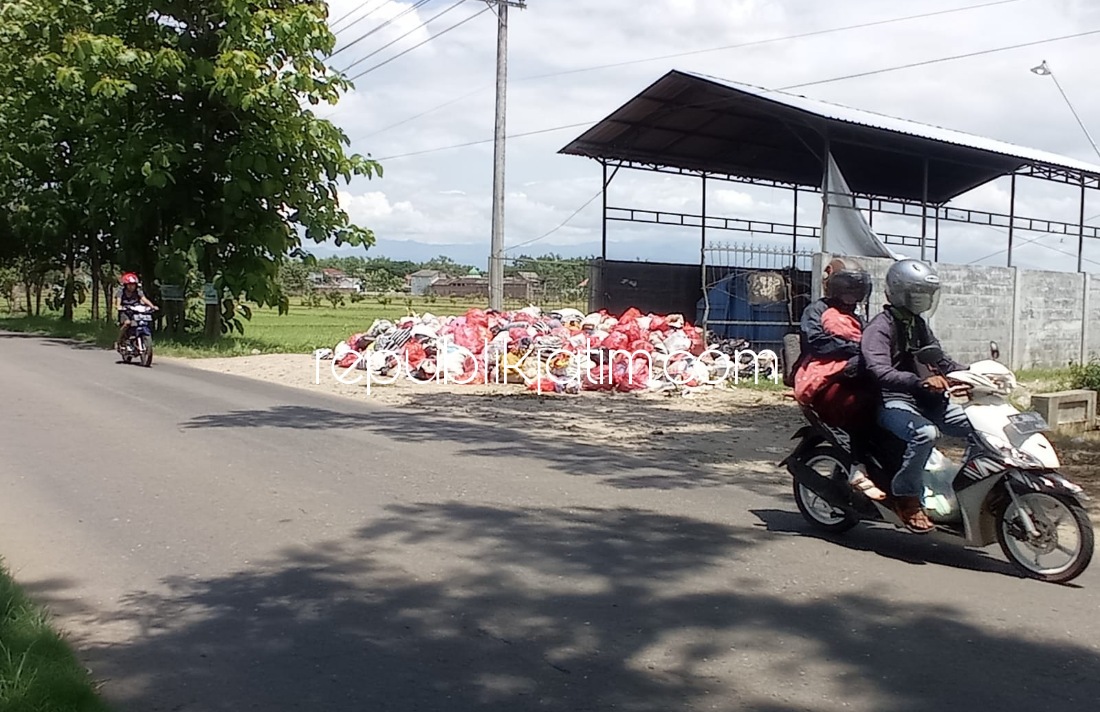 MENUMPUK - Tumpukan sampah yang sudah over load berada di TPST Jetis hingga sampah mulai mengeluarkan bau busuk menyengat karena sudah dua minggu belum diangkut ke TPA, Minggu (12/12/2021).