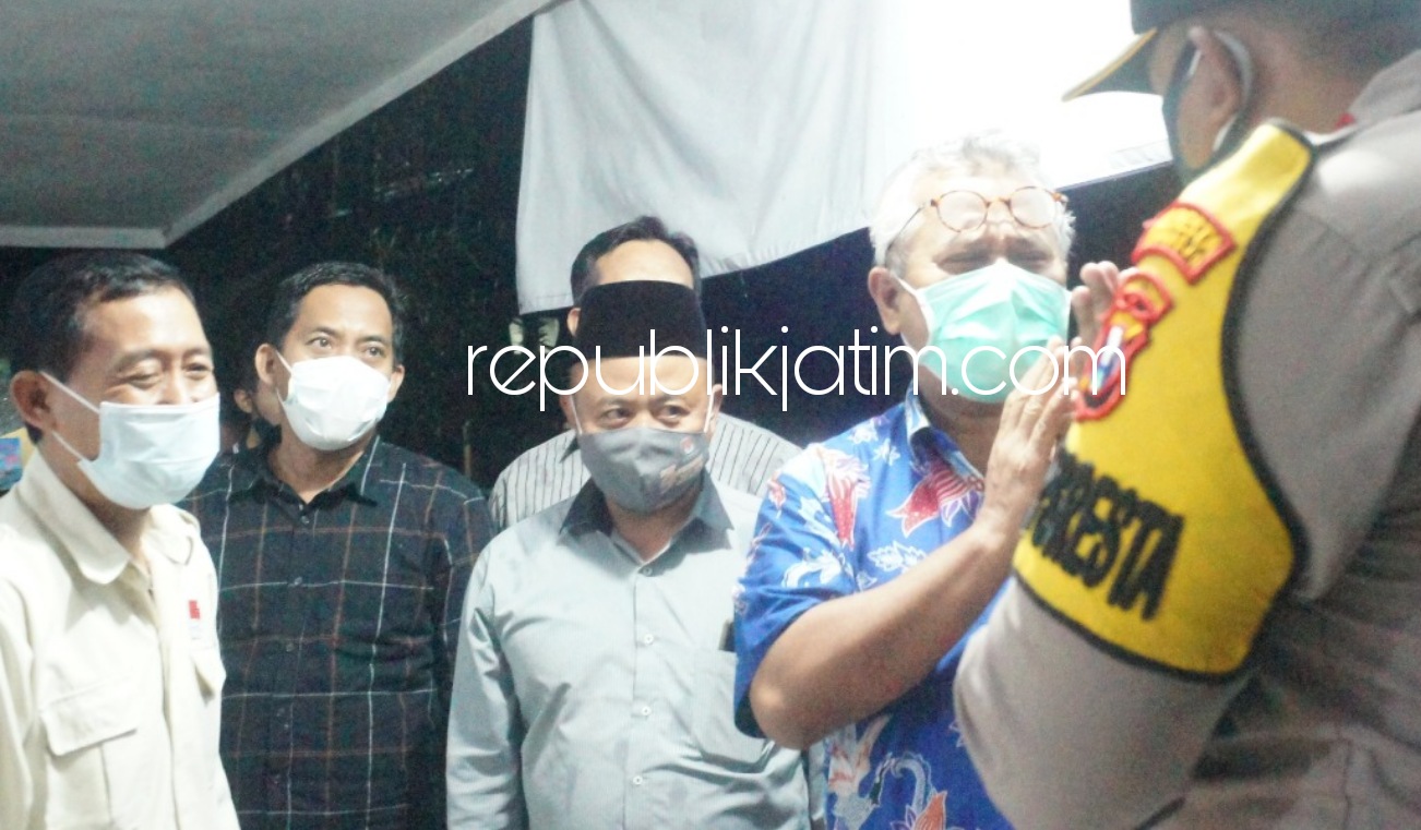 PANTAU - Ketua KPU RI Arief Budiman, didampingi Ketua KPU Sidoarjo, M Iskak memantau rapat pleno terbuka rekapitulasi hasil perhitungan suara di Kecamatan Tanggulangin Sidoarjo, Sabtu (12/12/2020) malam.