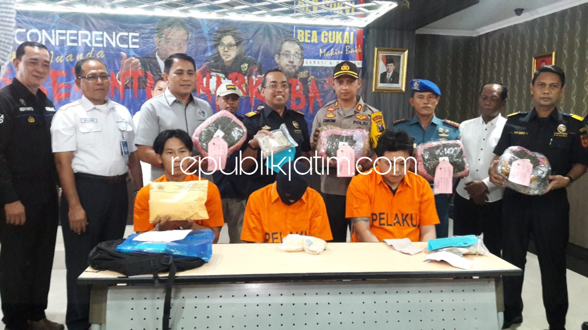 PENGEDAR INTERNASIONAL - Sebanyak 3 tersangka pengedar narkotika diringkus petugas gabungan Customs Narcotics Team (CNT) beserta bukti sabu-sabu, ekstasi dan cathinone saat dipamerkan di KPPBC Tipe Madya Pabean Juanda, Kamis (13/12/2018).