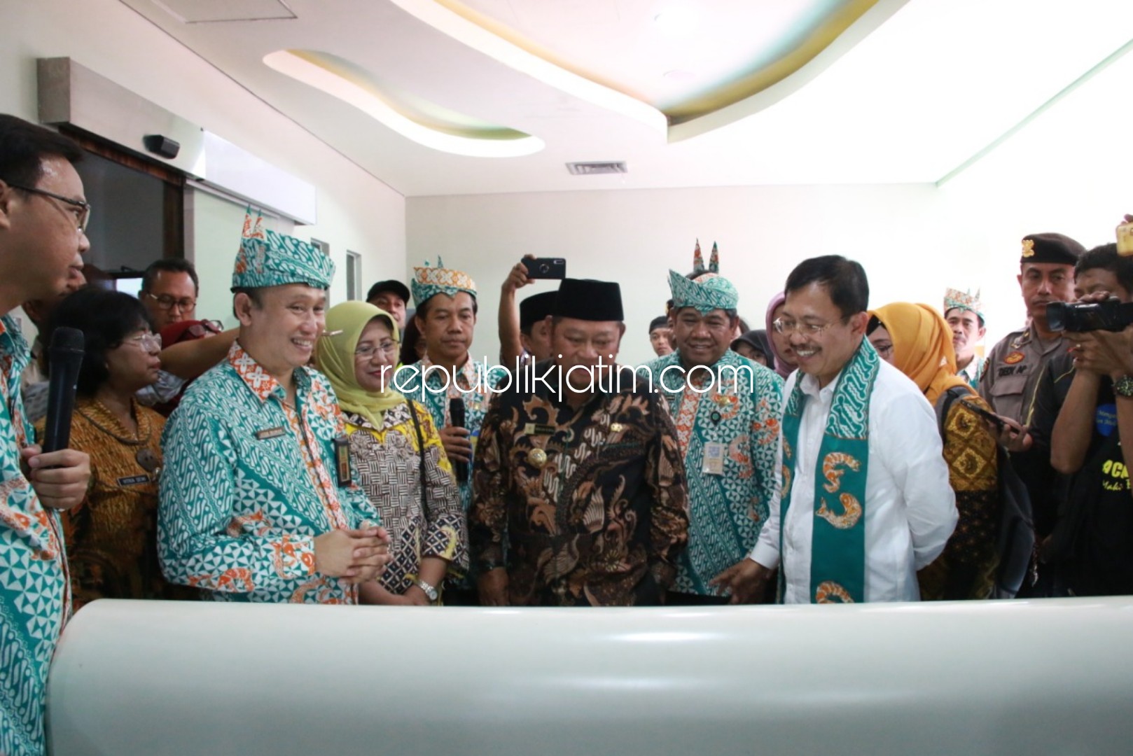 KUNJUNGAN - Menteri Kesehatan RI, dr Terawan Agus Putranto didampingi Bupati Sidoarjo, Saiful Ilah dan Dirut RSUD Sidoarjo, dr Atok Irawan mengunjungi sejumlah layanan termasuk layanan sistem penanganan ibu melahirkan, Jumat (13/12/2019).