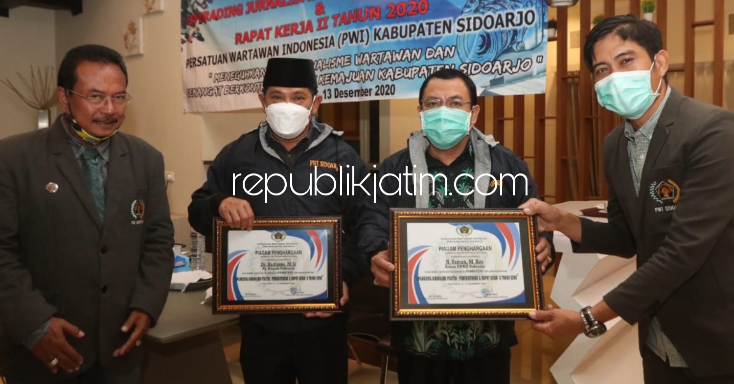 RAKER - Pj Bupati Sidoarjo, Hudiyono dan Ketua DPRD Sidoarjo, Usman memberikan paparan dalam acara Rapat Kerja (Raker) PWI II Sidoarjo di Villa Kusuma Pinus R7 JL Panderman, Oro-Oro Ombo, Batu, Sabtu (12/12/2020) malam.