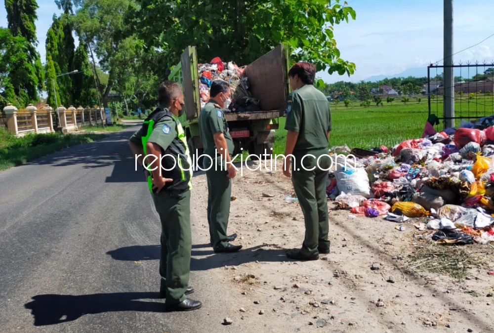 ANGKUT - Dinas Lingkungan Hidup (DLH) Pemkab Ponorogo langsung action mengangkut sampah di TPST Jetis yang sehari sebelumnya di persoal warga karena berbau busuk menyengat, Senin (13/12/2021).