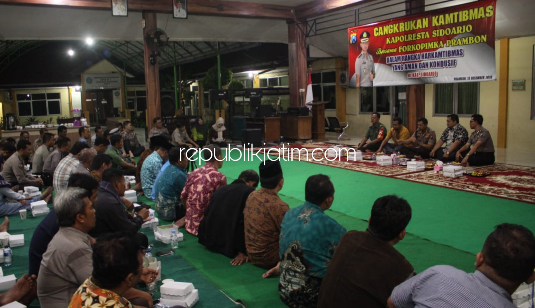 CANGKRUKAN - Kapolresta Sidoarjo, Kombes Pol Zain Dwi Nugroho cangkrukan bersama Forkopimka dan Tokoh Masyarakat (Tomas) dan Tokoh Agama (Toga) Prambon, Jumat (13/12/2019) malam.