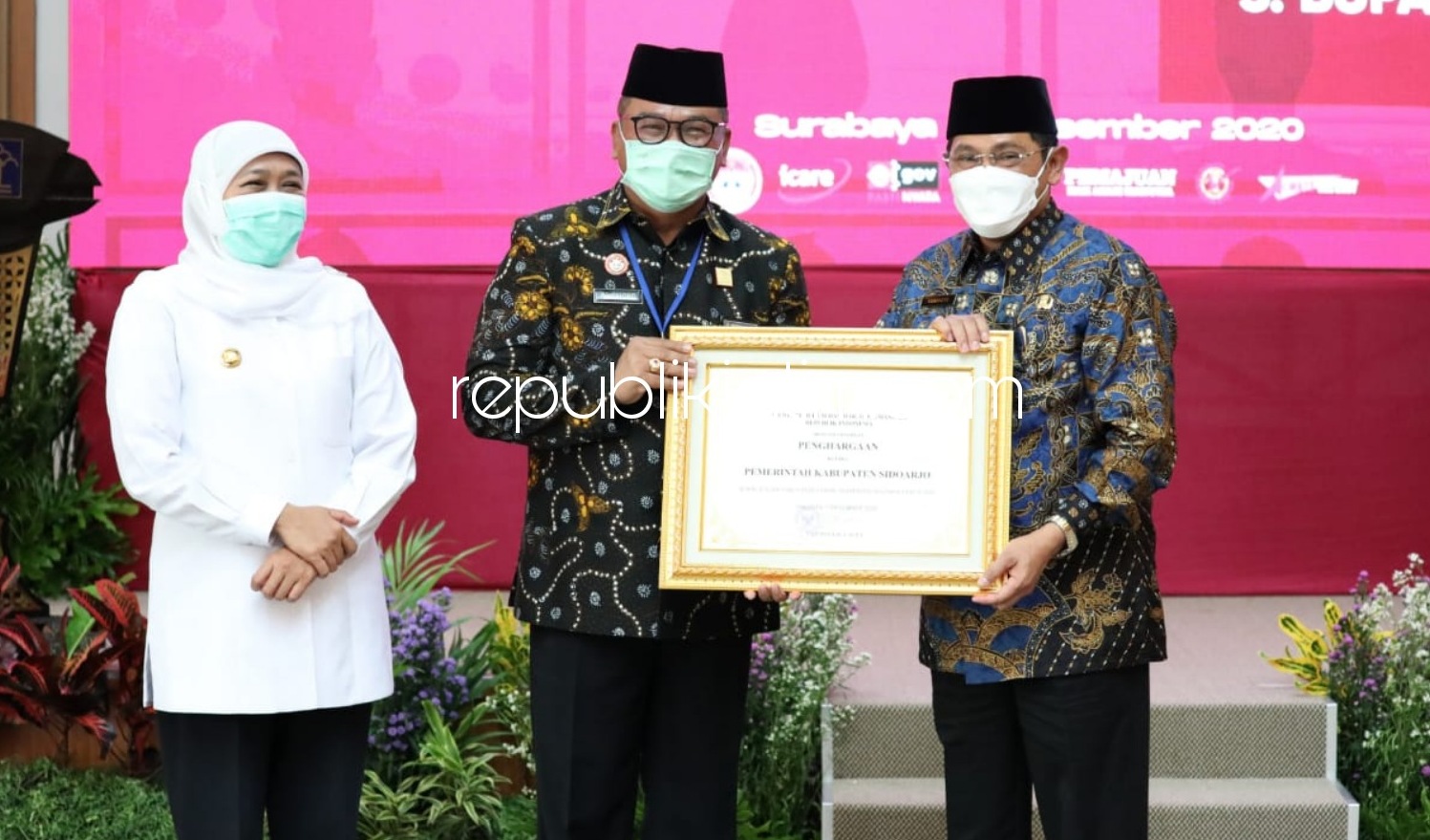 TERIMA PENGHARGAAN - Pj Bupati Sidoarjo, Dr Hudiyono menerima penghargaan dari Kepala Kanwil Kemenkumham Jatim, Krismono bersamaan Gubernur Jatim, Khofifah Indar Parawansa di Kanwil Kemenkumham Jatim, Senin (14/12/2020).