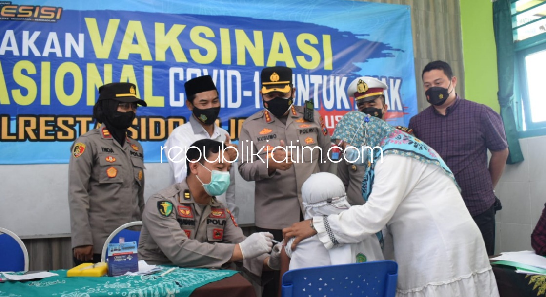 VAKSIN - Kapolresta Sidoarjo Kombes Pol Kusumo Wahyu Bintoro mengecek vaksinasi Covid-19 untuk anak usia 6 sampai 11 tahun di Madrasah Ibtidaiyah Negeri (MIN) 2, Sedati, Sidoarjo, Selasa (14/12/2021). 