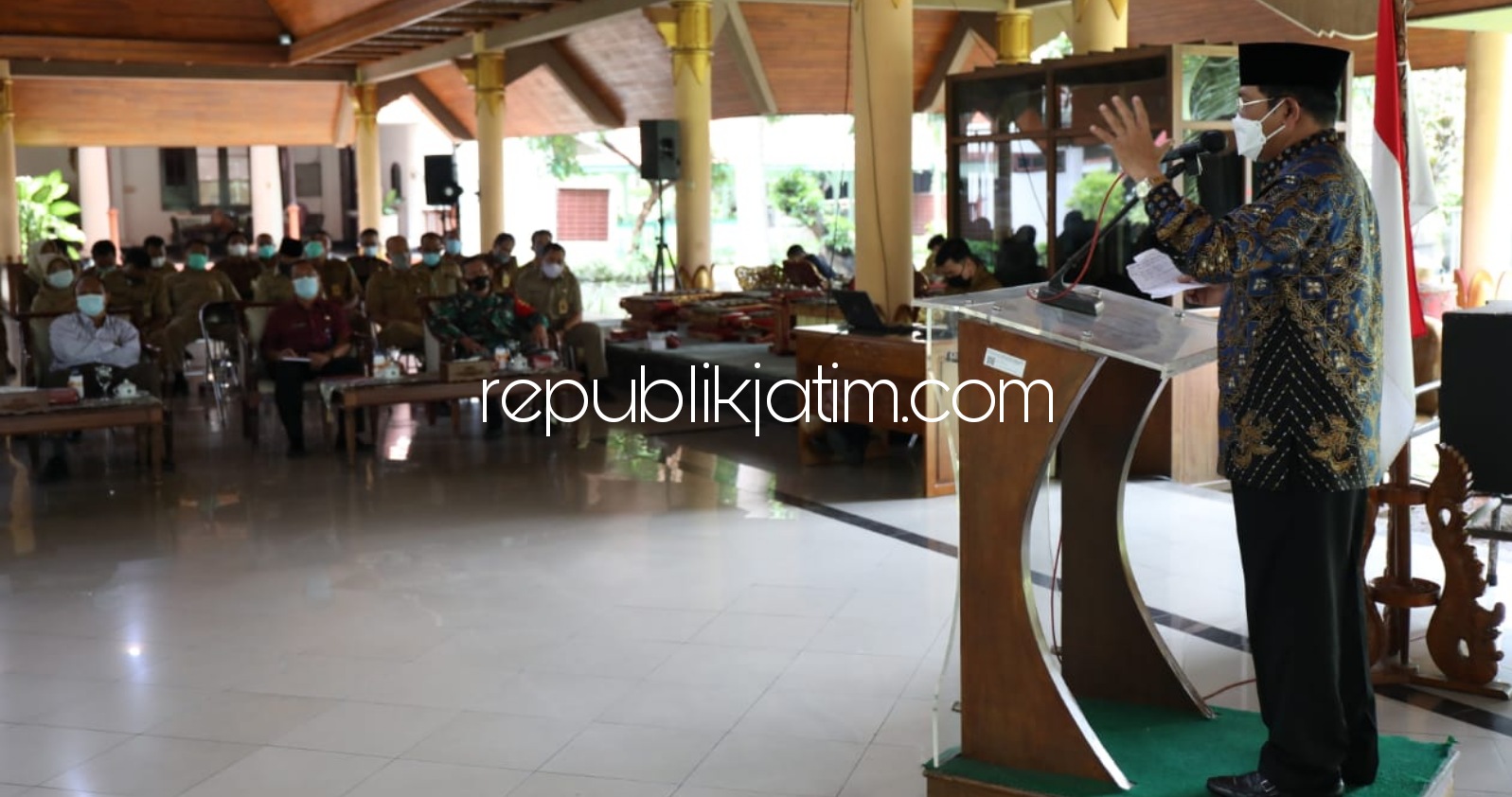 PAPARAN - Pj Bupati Sidoarjo, Hudiyono memberikan paparasan setelah memastikan Pilkades Serentak di 174 desa di Sidoarjo digelar 20 Desember 2020 di Pendopo Delta Wibawa, Senin (14/12/2020).