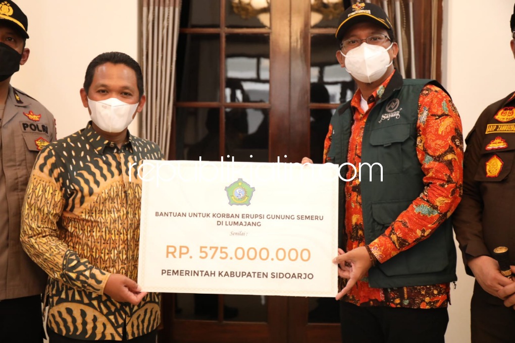 BANTUAN - Bupati Sidoarjo, Ahmad Muhdlor Ali menyerahkan bantuan uang tunai Rp 575 juta secara simbolis kepada Bupati Lumajang, Thoriqul Haq untuk penanganan dampak erupsi Gunung Semeru di Pendopo Lumajang, Selasa (14/12/20221). 