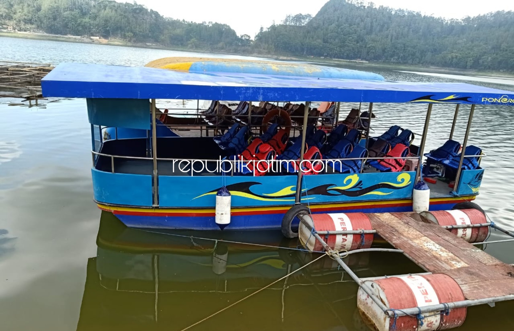 PERAHU TUA - Perahu milik Dinas Pariwisata Pemkab Ponorogo yang ada di Telaga Ngebel yang direhab berusia 16 tahun, Sabtu (14/12/2019).