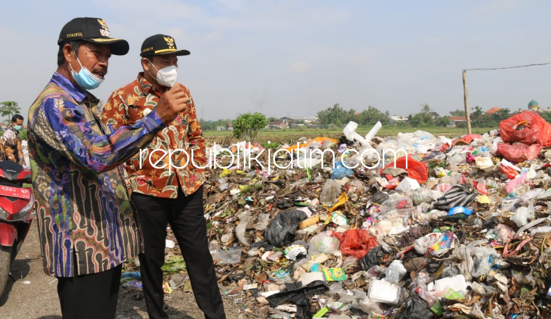 SAMPAH - Wabup Subandi bersama Camat Candi Luchman Sanjaya, Kades Sugihwaras Syaifu dan Kepala DLHK Pemkab Sidoarjo M Bahrul Amig sidak ke TPST Desa Sugihwaras, Kecamatan Candi, Sidoarjo yang viral tumpukan sampah di tepi jalan, Selasa (14/12/2021).