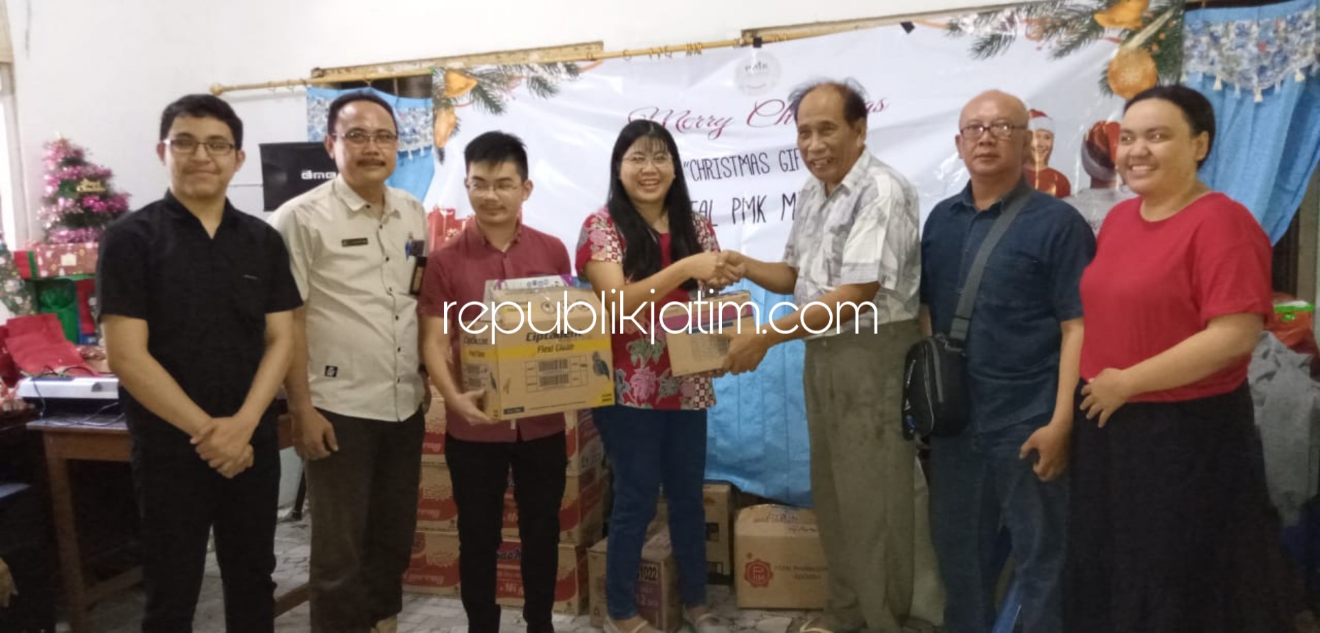 BANTUAN - Rombongan mahasiswa Fakultas Kedokteran, Universitas Wijaya Kusuma Surabaya, Sie Rohani Kristen 2017 menyerahkan bantuan sembako ke Pengelolah Panti Dorkas, Matteos Punto di Kelurahan Juwetkenongo, Kecamatan Porong, Sabtu (14/12/2019).