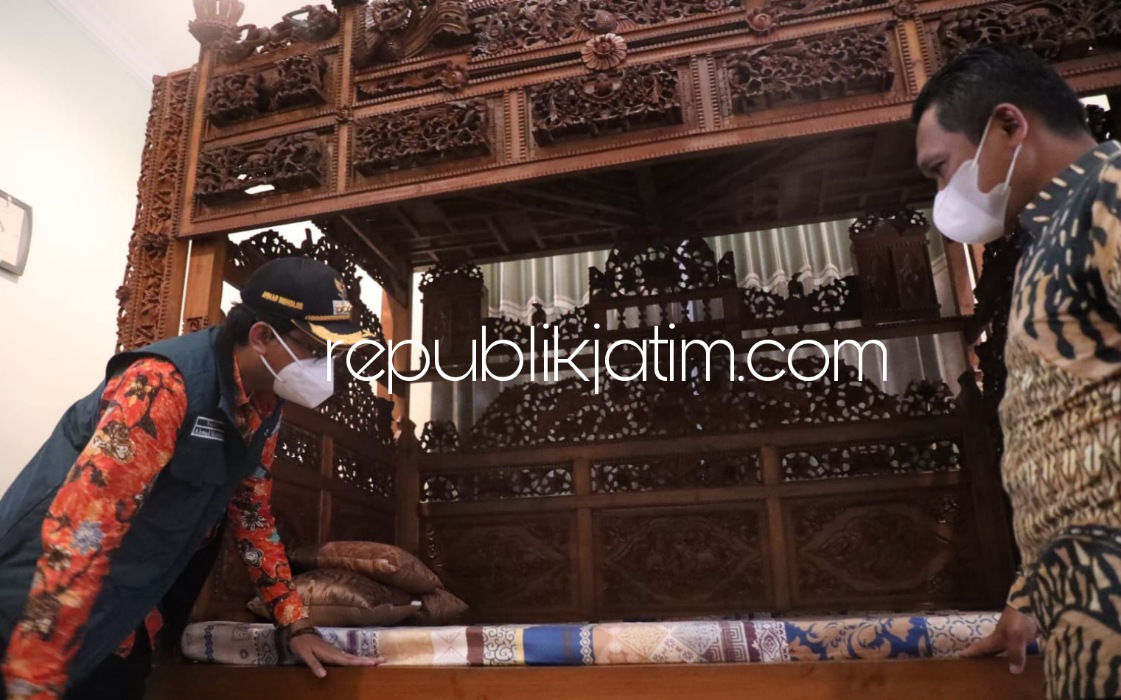 TERTARIK - Bupati Sidoarjo, Ahmad Muhdlor Ali tertarik barang peninggalan Arya Wiraraja saat berkunjung ke Pendopo Arya Wiraraja, Kabupaten Lumajang didamping Bupati Lumajang Thoriqul Haq, Selasa (14/12/2021).
