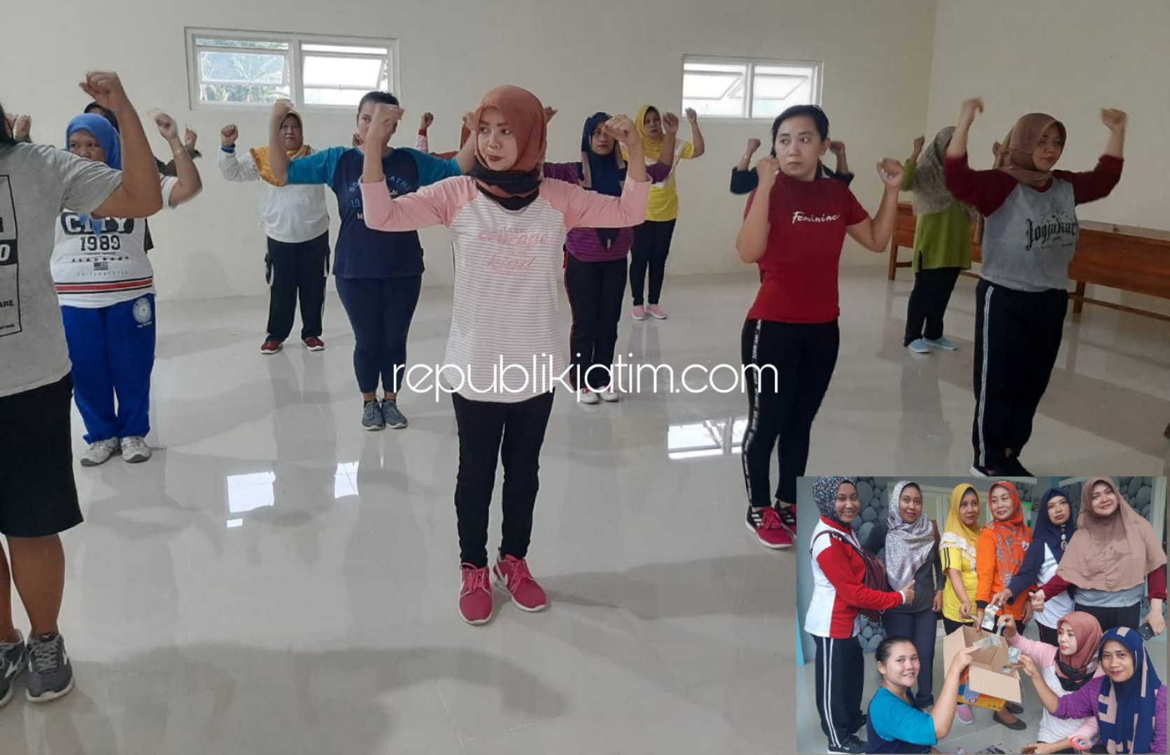 SENAM - Para ibu-ibu dan lansia Desa Leminggir, Kecamatan Mojosari, Kabupaten Mojokerto mengikuti senam aerobik dengan modal uang Rp 2.000, Sabtu (14/12/2019) sore.