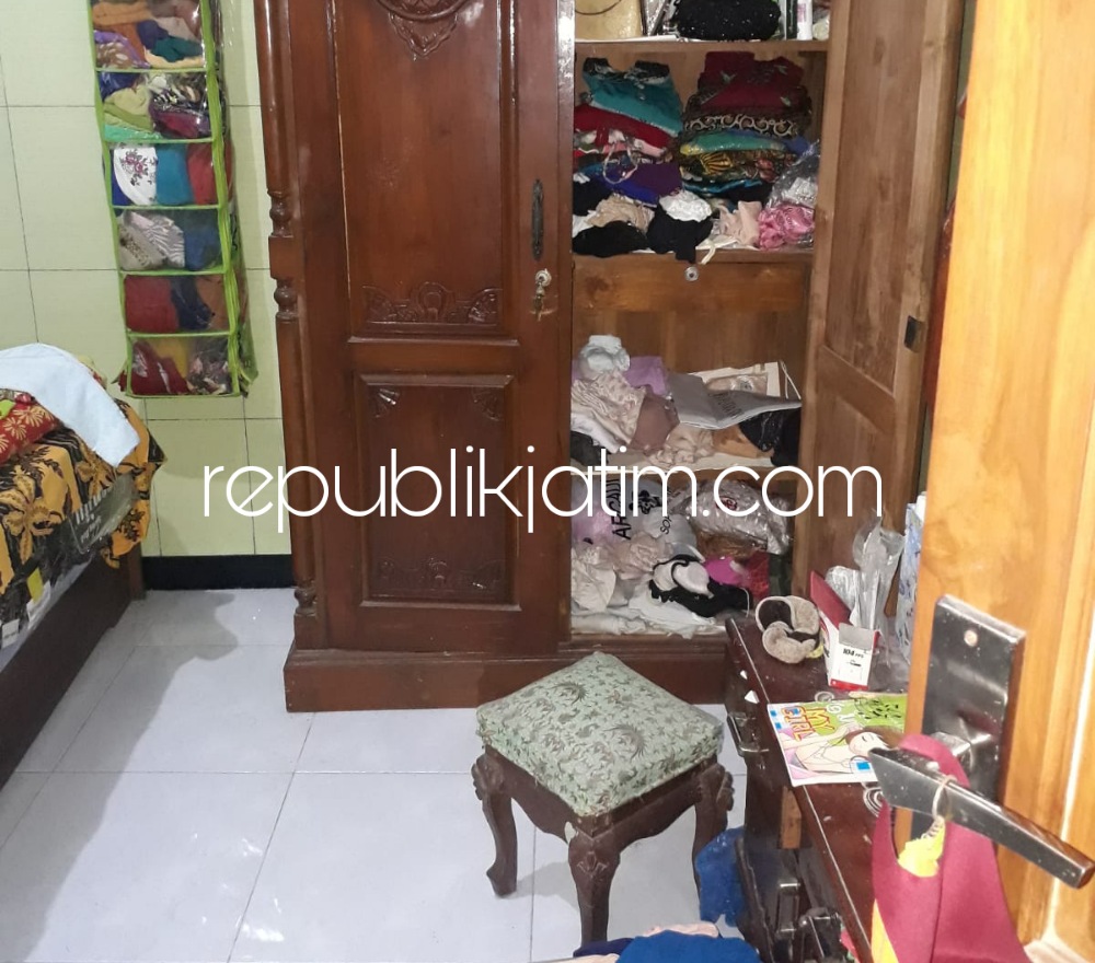 BERANTAKAN - Kondisi kamar rumah H M Fauzi (52) warga JL Dr Wahidin, Kelurahan Bulu Sidokare, Kecamatan Sidoarjo yang dibobol pencuri saat bersama istrinya menjalankan ibadah shalat Isya' di masjid, Senin (13/12/2021) malam.