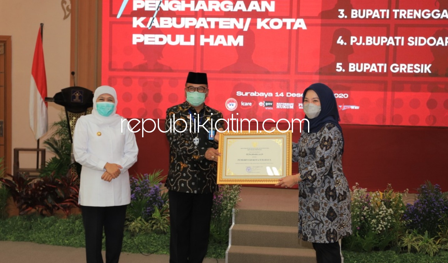 PENGHARGAAN - Kepala Kanwil Kemenkumham Jatim, Krismono didampingi Gubernur Jatim, Khofifah Indar Parawansa memberi penghargaan kepada lima perwakilan pemerintah daerah peraih predikat Peduli HAM, Senin (14/12/2020).