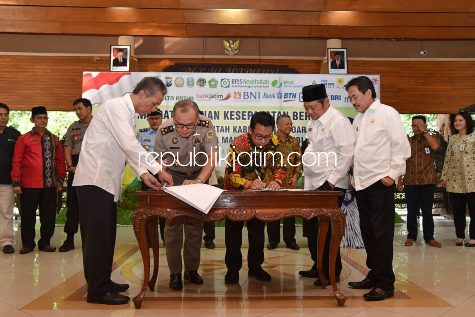 MoU - Bupati Sidoarjo, Saiful Ilah menandatangani MoU Mall Pelayanan Publik (MPP) bersama para peserta di Pendopo Delta Wibawa, Jumat (14/12/2018).