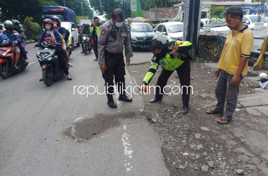 OLAH TKP - Sejumlah petugas Unit Laka, Satuan Lantas, Polresta Sidoarjo olah TKP kecelakaan Yamaha Mio bernopol W 2271 NAR tertabrak roda kanan truk Fuso bernop L 9920 CA di JL Raya Sidoarjo - Surabaya, Desa Seruni, Kecamatan Gedangan, Rabu (15/12/2021).
