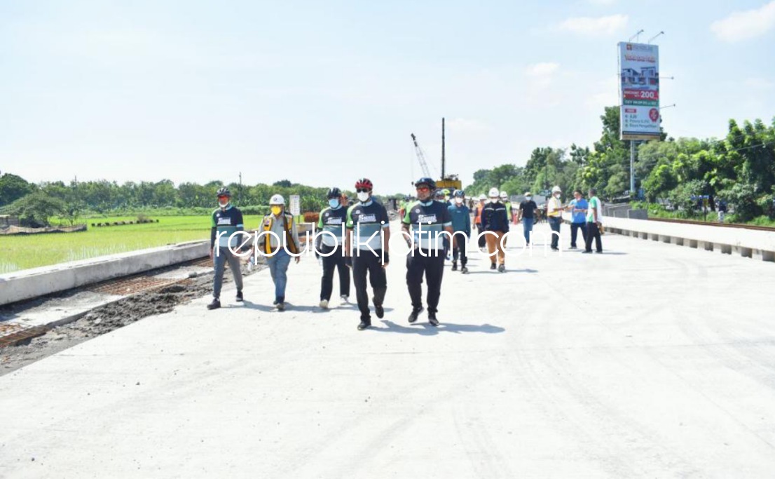 DIKEBUT - Pemkab Sidoarjo optimistis pengerjaan proyek Frontage Road (FR) mulai Bundaran Aloha hingga batas pemukiman warga Desa/Kecamatan Gedangan, Sidoarjo alias Segmen 1 bisa tuntas akhir Tahun 2021.