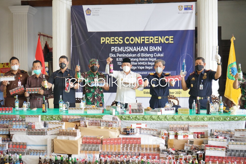 MUSNAHKAN - Pemkab Sidoarjo dan Kantor Wilayah DJBC Jatim I memusnahkan Barang Milik Negara (BMN) hasil operasi penindakan selama Tahun 2021 yang merugikan negara Rp 4,2 miliar atau 8,1 juta batang rokok di Pendopo Delta Wibawa, Rabu (15/12/2021).