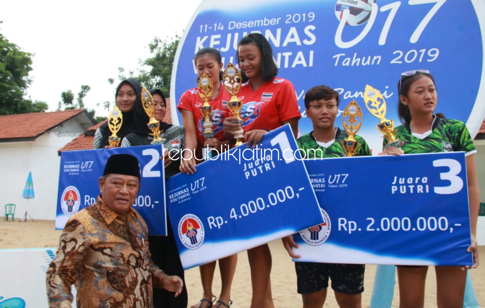 JUARA - Bupati Sidoarjo, Saiful Ilah memberikan hadiah kepada pasangan Firda-Shafira juara I di laga final Voli Pantai Kejuaraan Nasional U-17 di Lapangan Voli Pantai GOR Sidoarjo, Sabtu (14/12/2019) sore.