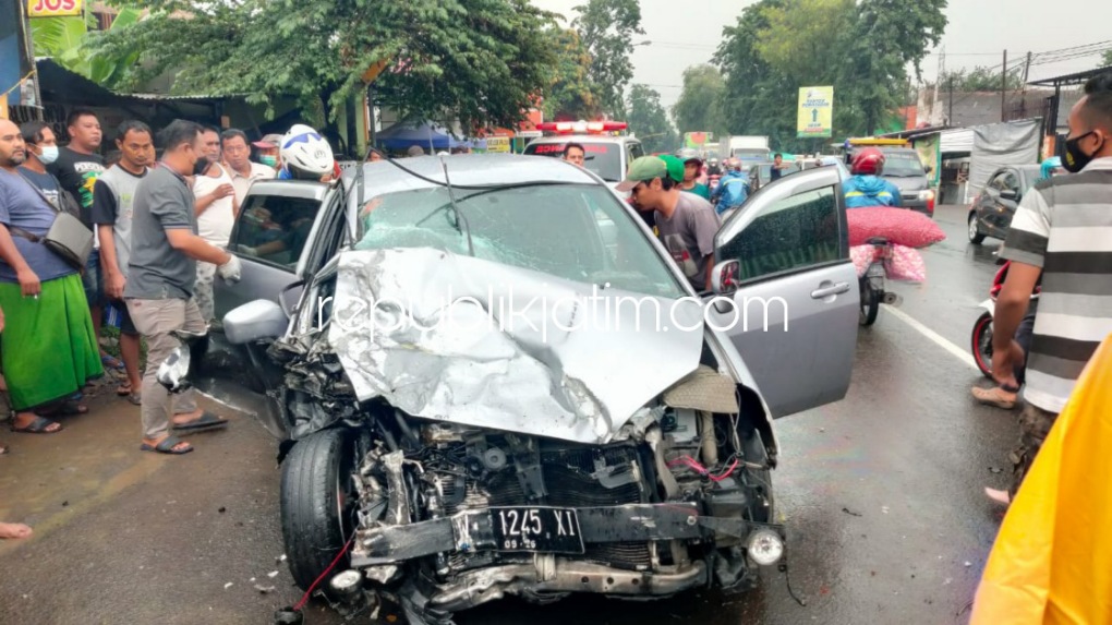 TKP - Petugas Unit Laka Satuan Lantas Polresta Sidoarjo olah TKP mobil Suzuki Aerio bernopol W 1245 XI menabrak truk diesel bernopol L 8652 UZ dan rumah makan menyebabkan 1 tewas dan 1 orang terluka di JL Raya Kemasan, Krian, Sidoarjo, Rabu (15/12/2021).
