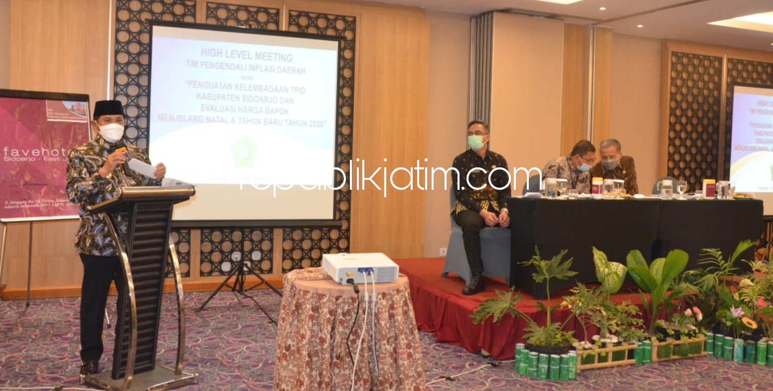 PAPARAN - Pj Bupati Sidoarjo, Hudiyono memaparkan sejumlah penguatan kelembagaan kepada Tim Pengendali Inflasi Daerah (TPID) Sidoarjo di Fave Hotel, Selasa (15/12/2020). 