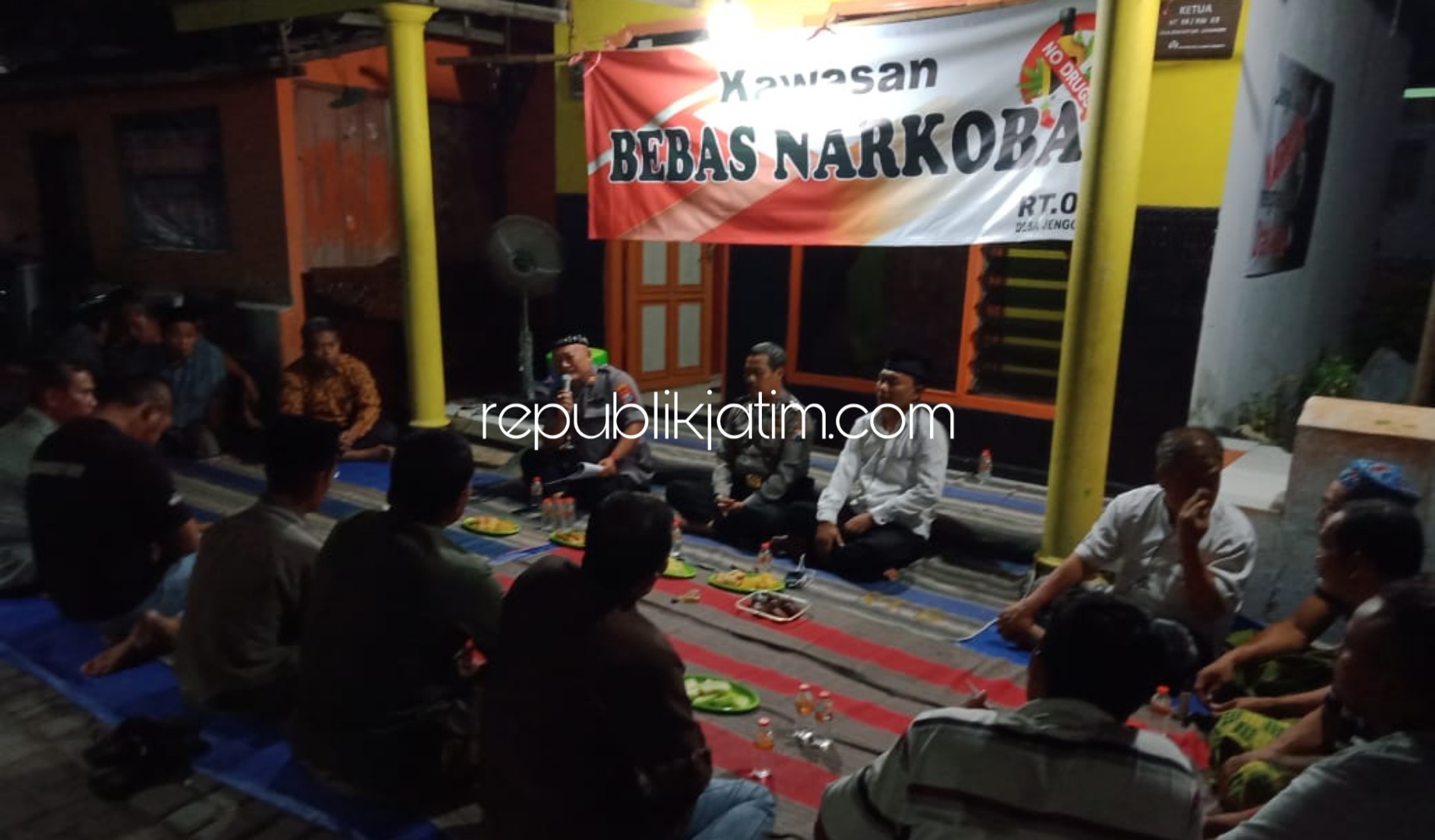 SOSIALISASI - Kapolsek Krembung, AKP Purwanto memberikan pemaparan tentang bahaya narkoba di Desa Jenggot, Kecamatan Krembung, Sidoarjo, Sabtu (14/12/2019) malam.