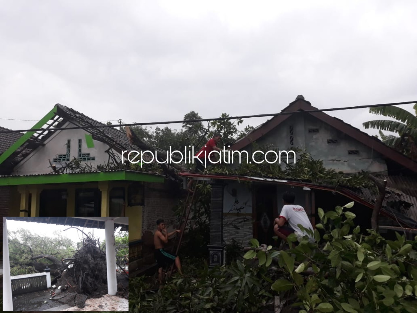 RUSAK - Puluhan rumah warga di Desa Bakungpringgondani dan Wonokarang, Kecamatan Balongbendo, Sidoarjo diterjang rusak bagian atapnya diterjang angin puting beliung, Sabtu (15/12/2018) sore.