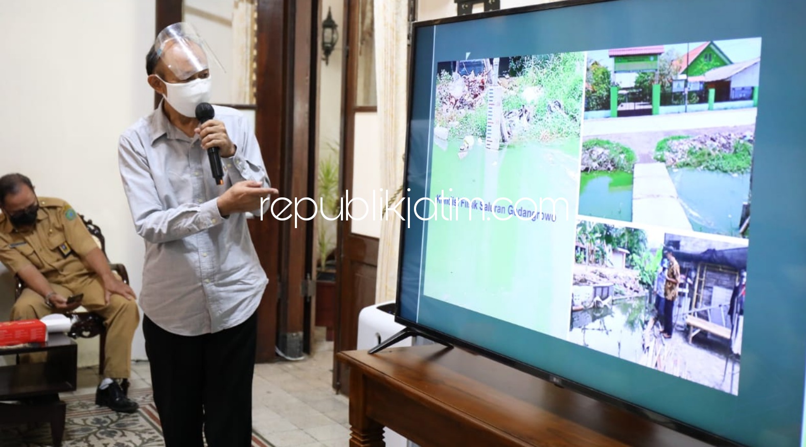 PAPARAN - Pemkab Sidoarjo berupaya mengatasi banjir di Desa Kedungbanteng dan Desa Banjarasri, Kecamatan Tanggulangin dengan melibatkan tim Institut Teknologi Sepuluh November (ITS) Surabaya saat paparan di Pendopo Delta Wibawa, Senin (14/12/2020) sore.