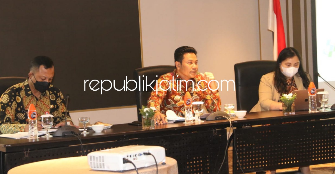 PAPARAN - Wabup Sidoarjo, Subandi menyampaikan paparan soal pelayanan untuk 375 imigran yang tinggal di Rusunawa Puspa Agro, Desa Jemundo, Kecamatan Taman, Sidoarjo, Selasa (14/12/2021).