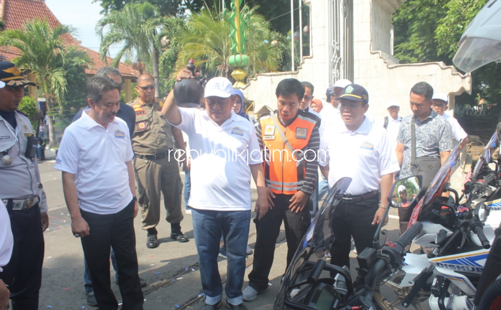 TAMBAHAN - Bupati Sidoarjo, Saiful Ilah memecahkan kendi usai tumpengan penambahan 30 kendaraan operasional Dishub Pemkab Sidoarjo di Pendopo Delta Wibawa, Sabtu (14/12/2019).