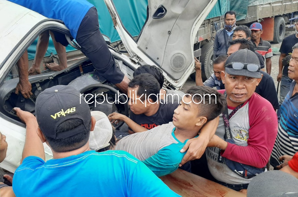 EVAKUASI - Sejumlah warga mengevakuasi para korban kecelakaan truk gandeng lawan mobil derek di JL Raya Seduri, Kecamatan Balongbendo, Sidoarjo yang menyebabkan 3 orang terluka, Rabu (15/12/2021). 