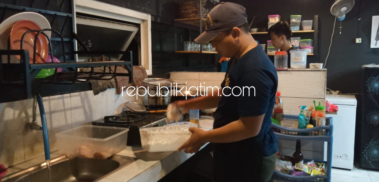 MASAK - Sejumlah karyawan Resto Bossque di JL Bhayangkari, Kelurahan Juwetkenongo, Kecamatan Porong, Sidoarjo sibuk memasak menu untuk para pengunjung dan konsumennya lantaran pelanggan mulai berdatangan sejak Covid-19 melandai, Kamis (16/12/2021).