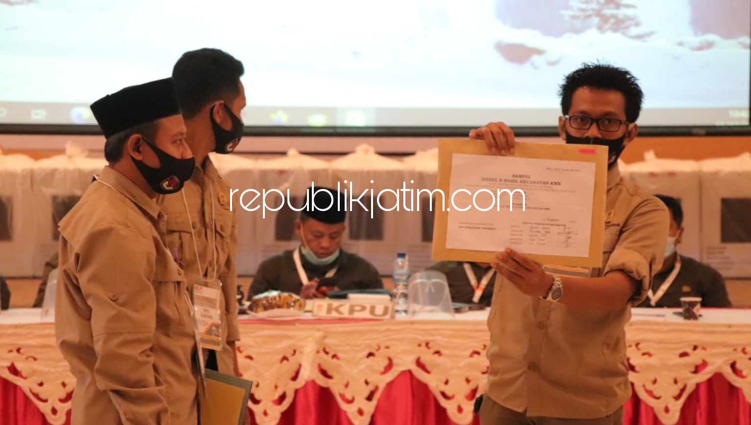RAPAT PLENO - KPU dan saksi Paslon menandatangani hasil rekapitulasi suara Pilkada Ponorogo, Selasa (15/12/2020) sore.