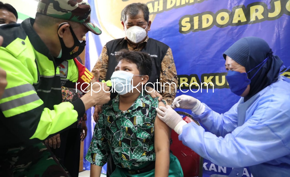 VAKSIN - Kepala Dinas Kesehatan (Dinkes) Pemkab Sidoarjo, drg Syaf Satriawarman mengecek pelaksanaan vaksinasi anak usia 6 - 11 tahun di SDN Sidokumpul, Kecamatan/Kabupaten Sidoarjo, Kamis (16/12/2021).